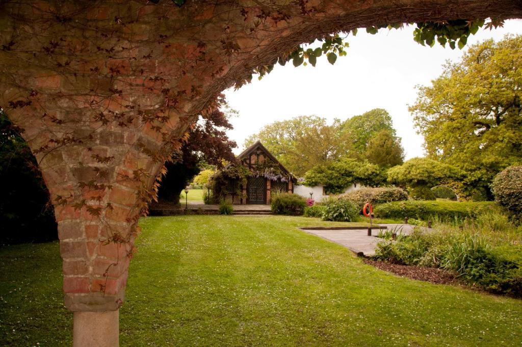 Ghyll Manor Country Hotel Horsham Eksteriør bilde